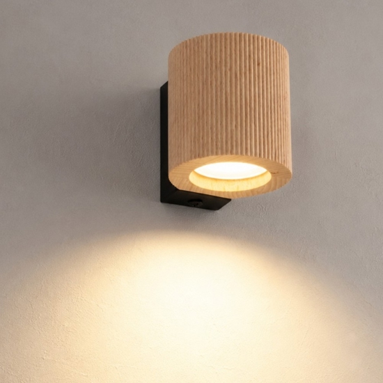 Applique scandinavo da parete in legno con interruttore luce verso il basso 