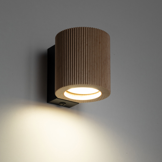 Applique scandinavo da parete in legno con interruttore luce verso il basso 