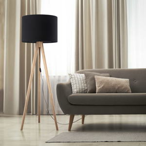 Piantana tre piedi di legno scandinavo pino con paralume nero
