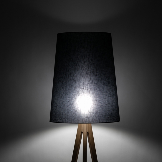 Piantana lampada scandinava tre piedi di legno paralume allungato nero