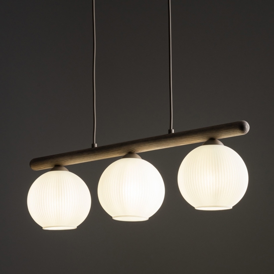 Lampadario barra di legno con sfere di vetro bianco per cucina