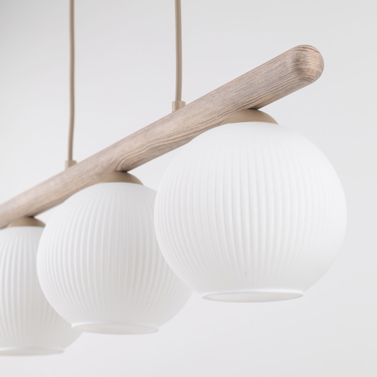 Lampadario barra di legno con sfere di vetro bianco per cucina