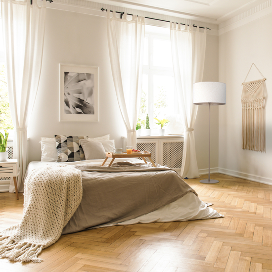 Piantana da terra moderna sabbia con paralume cilindro di tessuto beige