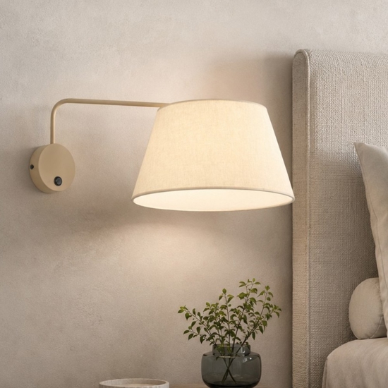 Applique con braccio orientabile beige in tessuto per comodino camera da letto
