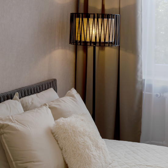 Piantana nera design moderna paralume cilindro tessuto nero intrecciato
