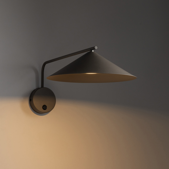 Applique a braccio lungo marrone orientabile con interruttore per illuminazione tavolo