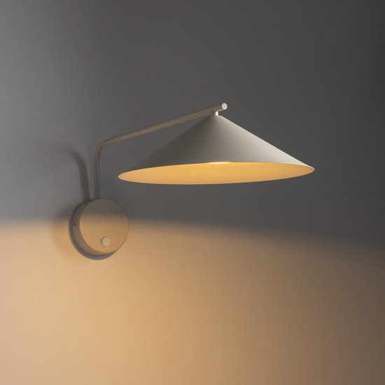 Applique da parete a braccio lungo orientabile cono champagne con interruttore