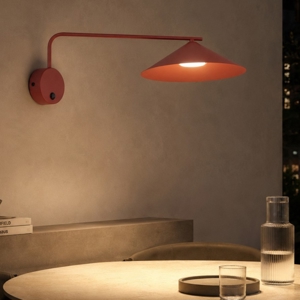 Applique con braccio lungo orientabile rosso per illuminazione tavolo