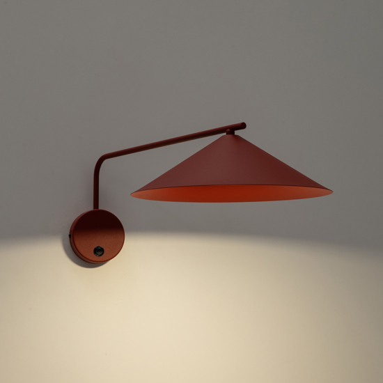 Applique con braccio lungo orientabile rosso per illuminazione tavolo
