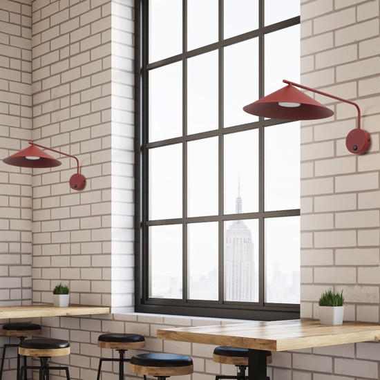 Applique con braccio lungo orientabile rosso per illuminazione tavolo
