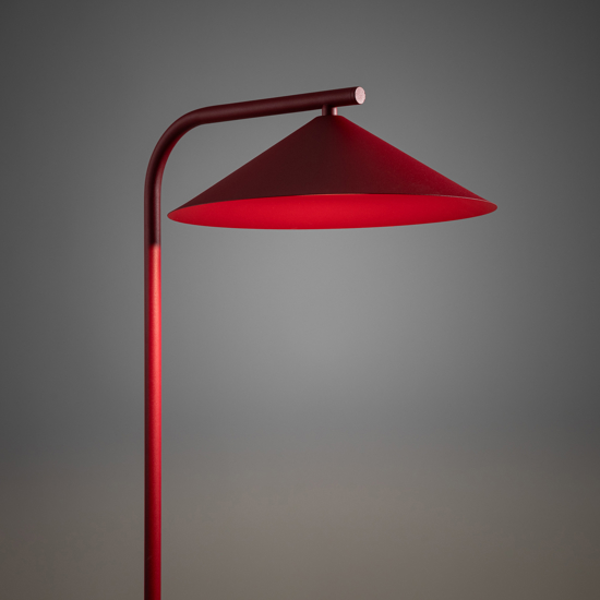 Piantana rossa design minimal da lettura per salotto
