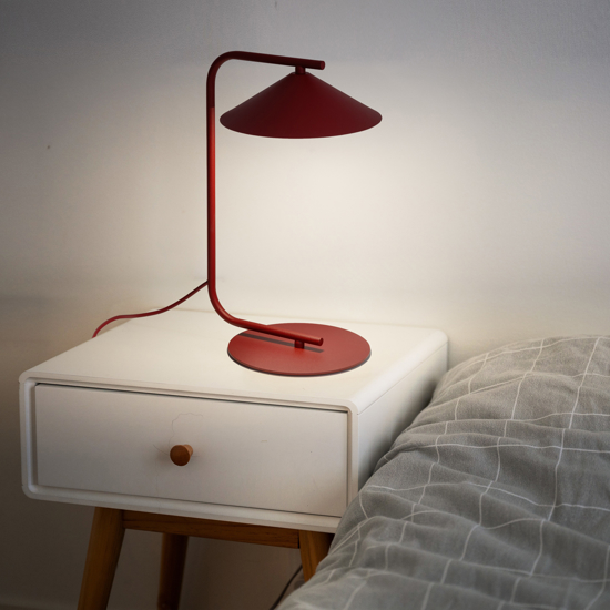 Lampada da tavolo rossa design moderna cono in metallo