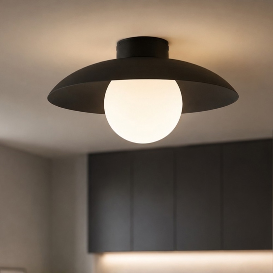 Plafoniera moderna nera rotonda con sfera di vetro bianco
