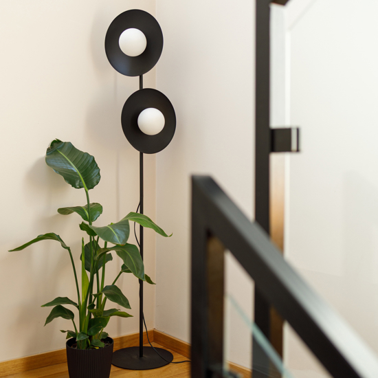 Piantana nera 2 luci design moderna sfere di vetro bianco