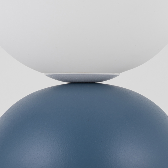 Lampada da comodino azzurro moderna sfera di vetro bianca