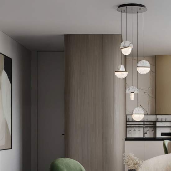 Lampadario con pendenti in marmo bianco e vetro design moderno per soggiorno