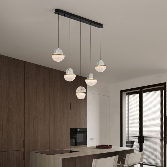 Lampadario con pendenti di marmo bianco e vetro design per tavolo sala da pranzo