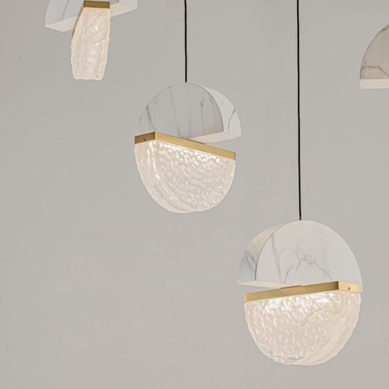 Lampadario con pendenti di marmo bianco e vetro design per tavolo sala da pranzo