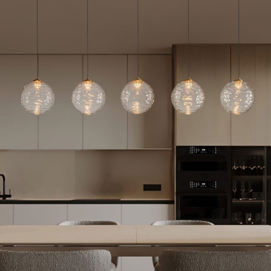 Lampadario oro con pendenti sfere di vetro ondulato trasparente per sala da pranzo