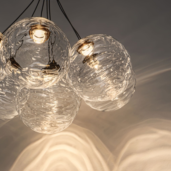 Lampadario oro sfere raggruppate trasparenti ondulate per sala da pranzo contemporanea