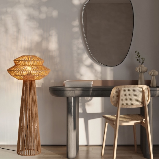 Piantana di rattan design intrecciato per soggiorno