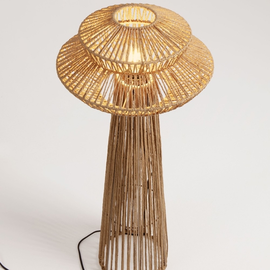 Piantana di rattan design intrecciato per soggiorno