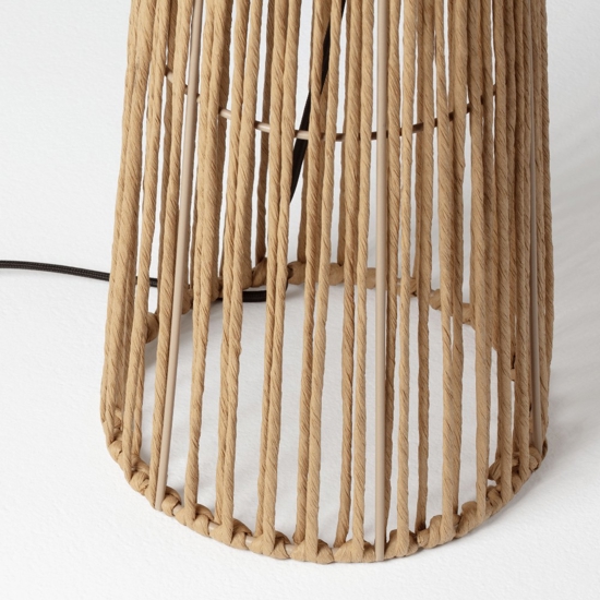 Piantana di rattan design intrecciato per soggiorno