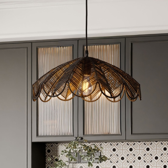 Lampadario di rattan nero per cucina
