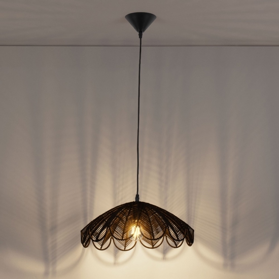 Lampadario di rattan nero per cucina