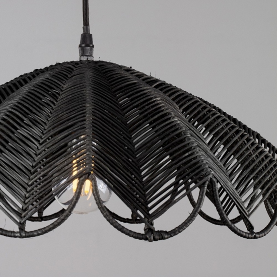 Lampadario di rattan nero per cucina