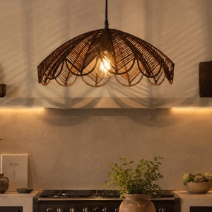 Lampadario di rattan marrone intrecciato per cucina