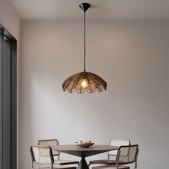 Lampadario di rattan marrone intrecciato per cucina