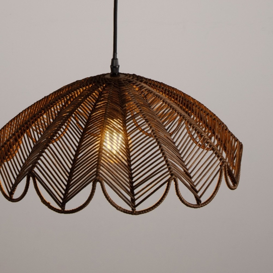 Lampadario di rattan marrone intrecciato per cucina