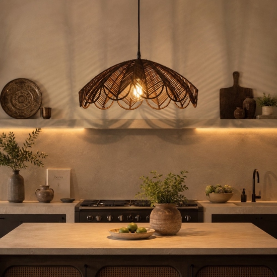 Lampadario di rattan marrone intrecciato per cucina