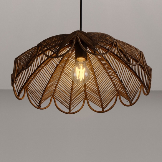 Lampadario di rattan marrone intrecciato per cucina