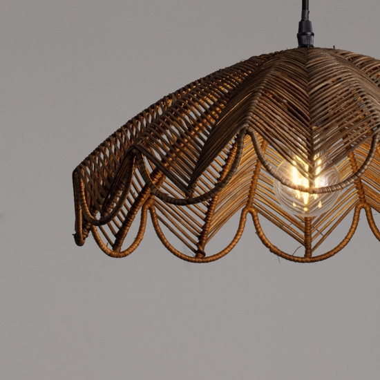 Lampadario di rattan marrone intrecciato per cucina