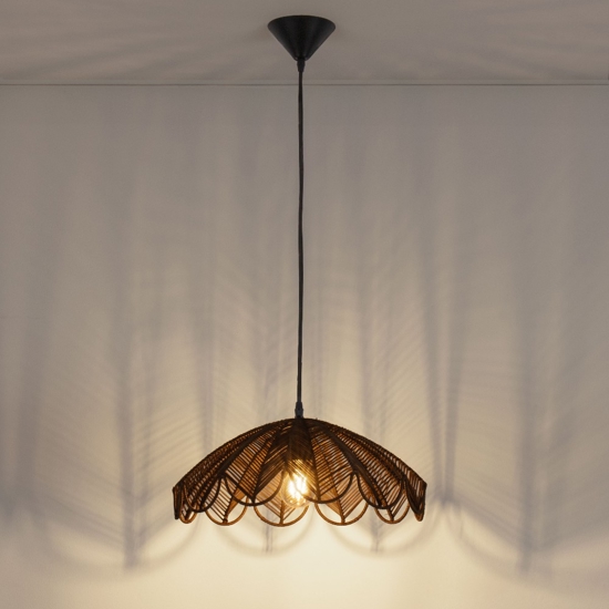 Lampadario di rattan marrone intrecciato per cucina