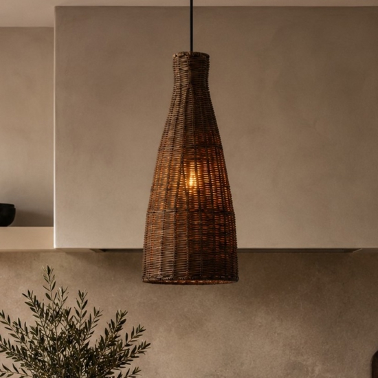 Lampada di rattan marrone intrecciato a sospensione per isola cucina