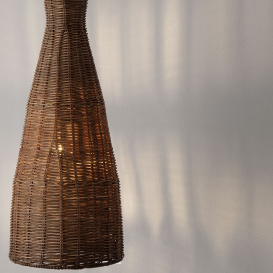 Lampada di rattan marrone intrecciato a sospensione per isola cucina