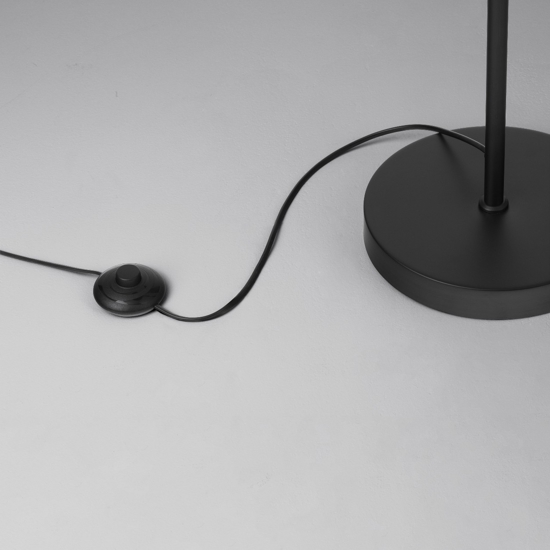 Lampada da terra in rattan stelo nero e filo in tessuto