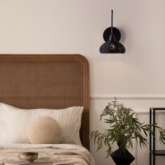 Applique da comodino in rattan nero per camera da letto