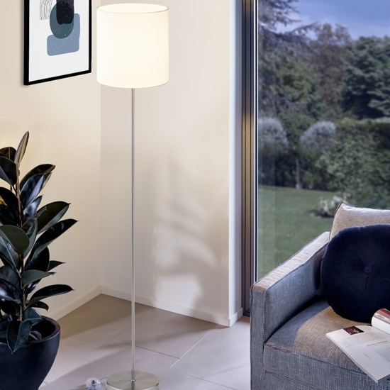Piantana moderna con paralume bianco stelo nickel eglo pastera