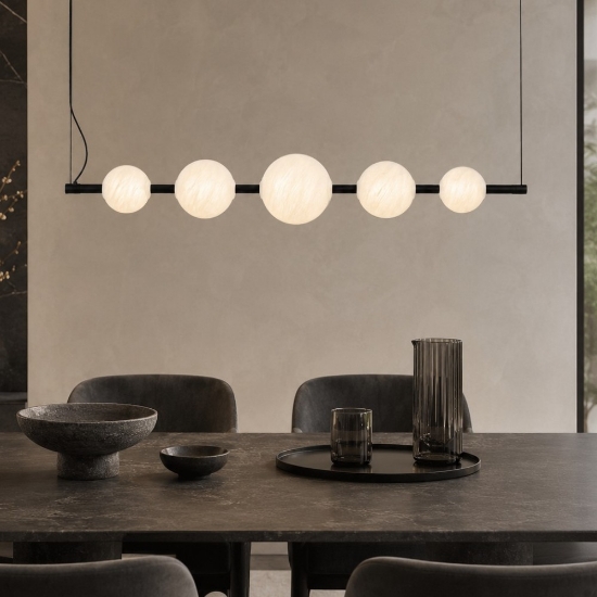 Lampadario nero sfere di vetro effetto alabastro moderno per sala da pranzo