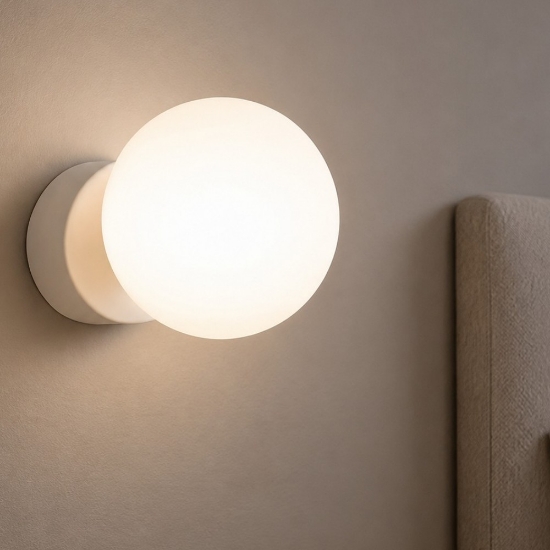 Applique da comodino sfera bianca 10cm in vetro maga perenz illuminazione