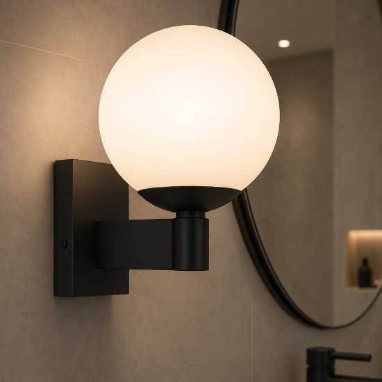 Applique da bagno nera sfera vetro bianco