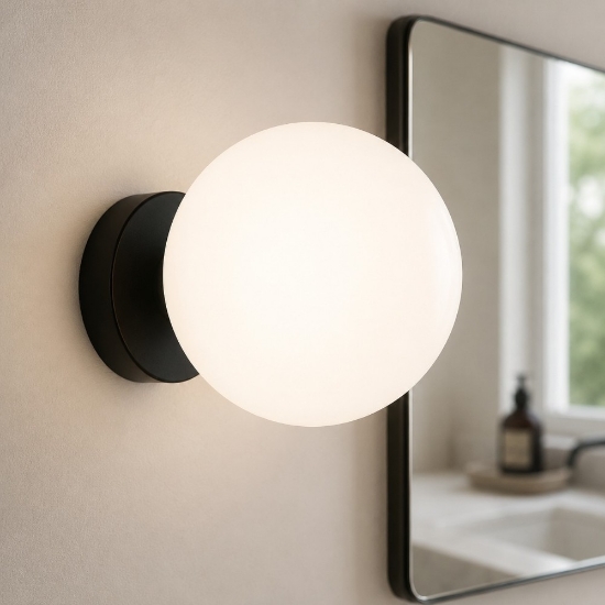 Perenz maga applique nera per bagno sfera vetro bianco
