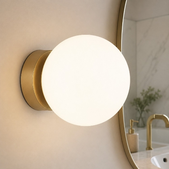 Applique oro da bagno moderno sfera vetro bianco perenz maga