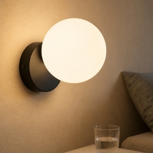 Ondaluce applique pallina nera da comodino camera da letto vetro bianco