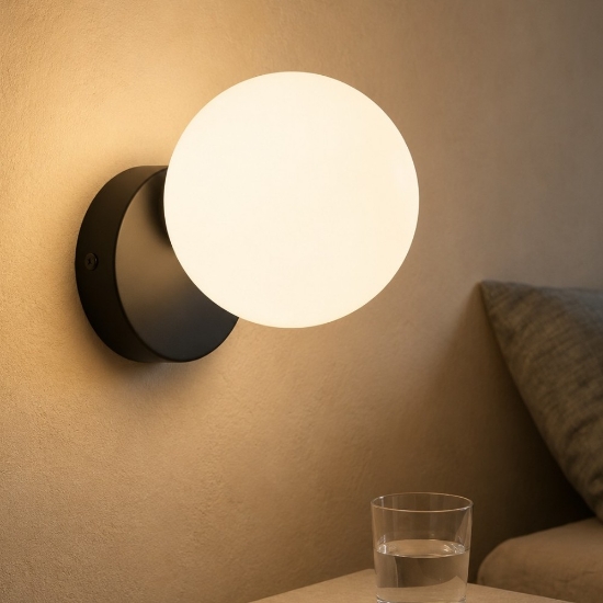 Ondaluce applique pallina nera da comodino camera da letto vetro bianco