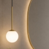 Lampadario a sospensione dorato sfera vetro bianco per bagno